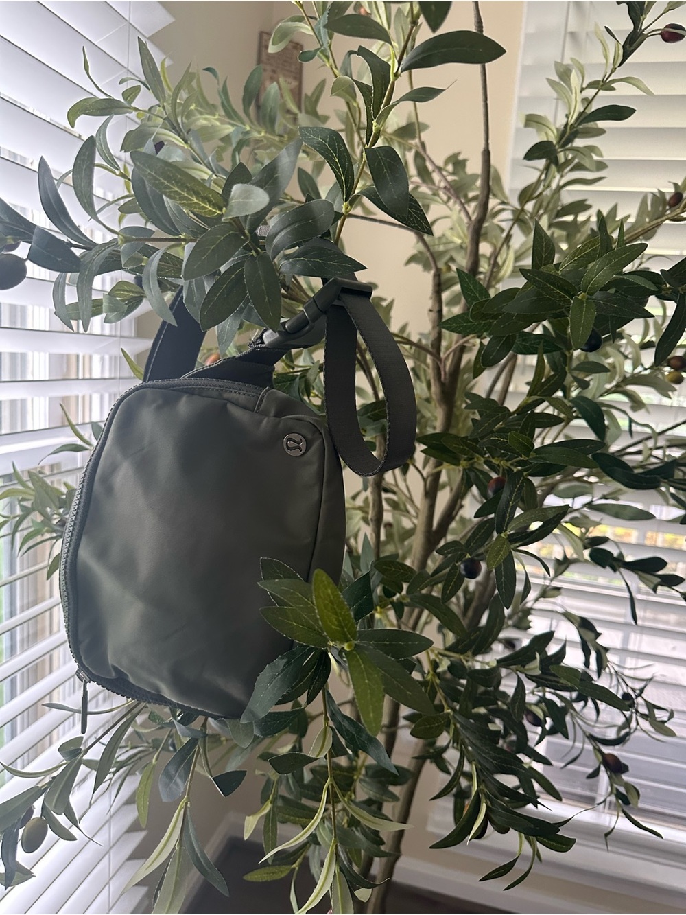 Lululemon Everywhere Belt Bag large 2L Olive Green Nylon Adjustable Strap - Picture 4 of 4